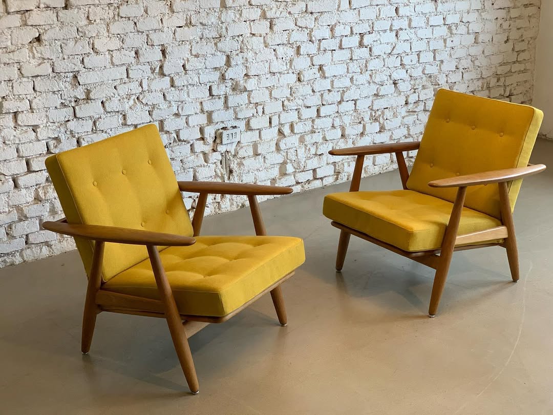 AT312 Dining Table — 2