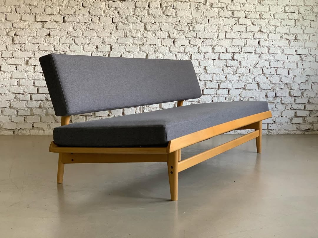 AT312 Dining Table — 4